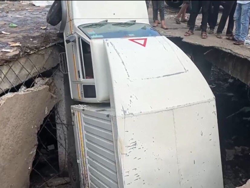 लातूर शहरातील गांधी मार्केट परिसरात असलेल्या महानगरपालिकेच्या पार्किंगमध्ये लावलेली चारचाकी गाडी स्लॅब फुटून खड्ड्यात पडल्याची घटना घडली आहे.त्यामुळे परिसरात मोठी खळबळ उडाली. 