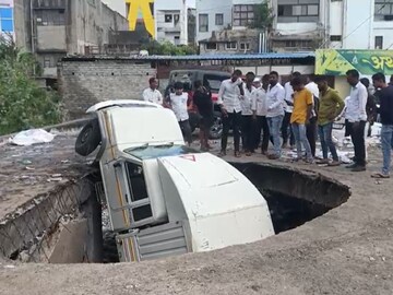 लातूर महापालिकेची पार्किंग खड्डयात, जमिनीतच रूतली चारचाकी, पाहा PHOTO