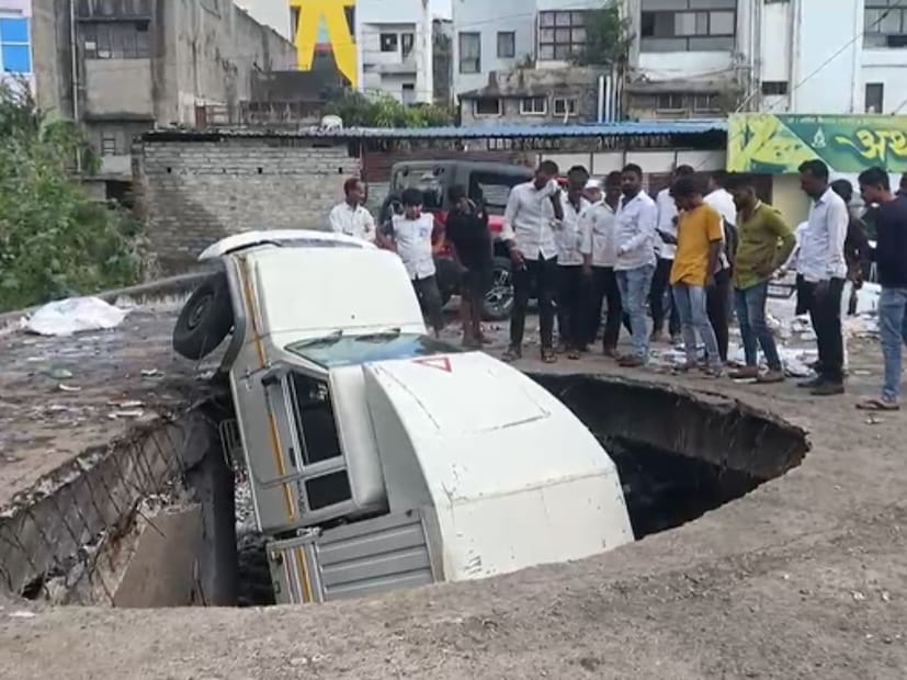 लातूर जिह्यातून एक धक्कादायक घटना समोर आली आहे. ही घटना पाहून नागरीक चांगलेच भयभीत झाले आहे. लातूर जिह्यातून एक धक्कादायक घटना समोर आली आहे. ही घटना पाहून नागरीक चांगलेच भयभीत झाले आहे.
