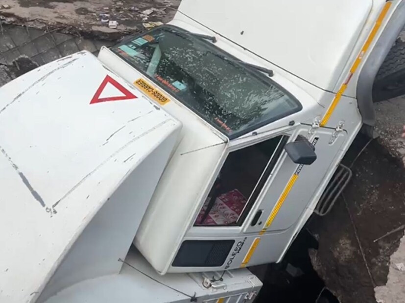 निकृष्ट दर्जाचा स्लॅब असल्यामुळेच पार्किंग एरिया मधील गाडी खड्ड्यात पडल्याचे बोलले जात आहे.