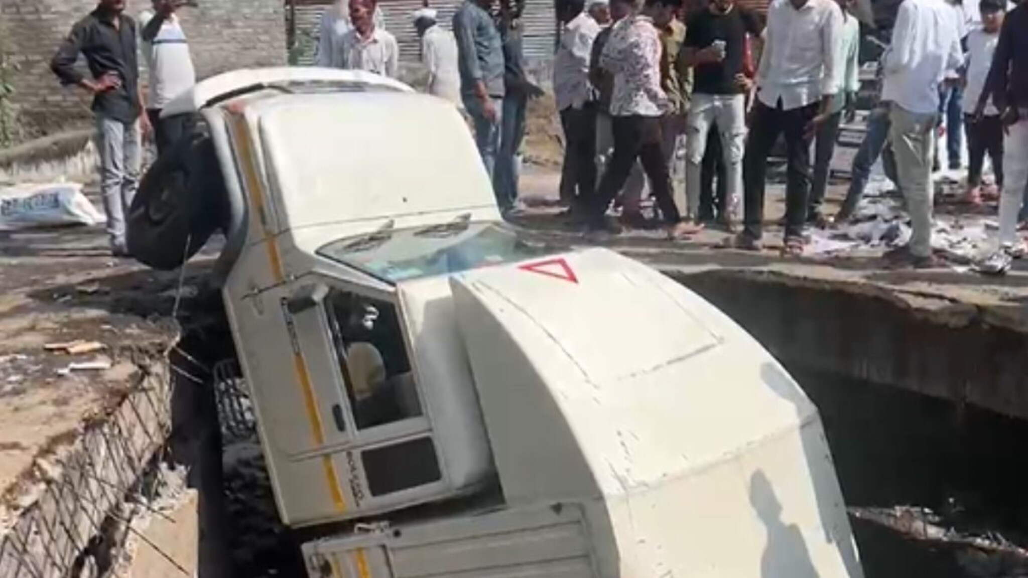 लातूर महापालिकेची पार्किंग खड्डयात, जमिनीतच रूतली चारचाकी, पाहा PHOTO