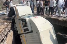 लातूर महापालिकेची पार्किंग खड्डयात, जमिनीतच रूतली चारचाकी, पाहा PHOTO