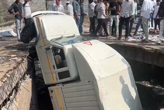 लातूर महापालिकेची पार्किंग खड्डयात, जमिनीतच रूतली चारचाकी, पाहा PHOTO