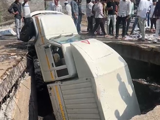 लातूर महापालिकेची पार्किंग खड्डयात, जमिनीतच रूतली चारचाकी, पाहा PHOTO