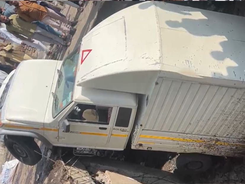 या घटनेनंतर क्रेनच्या सहाय्याने खड्ड्यात गेलेली गाडी काही वेळानंतर काढण्यात यश आलं.