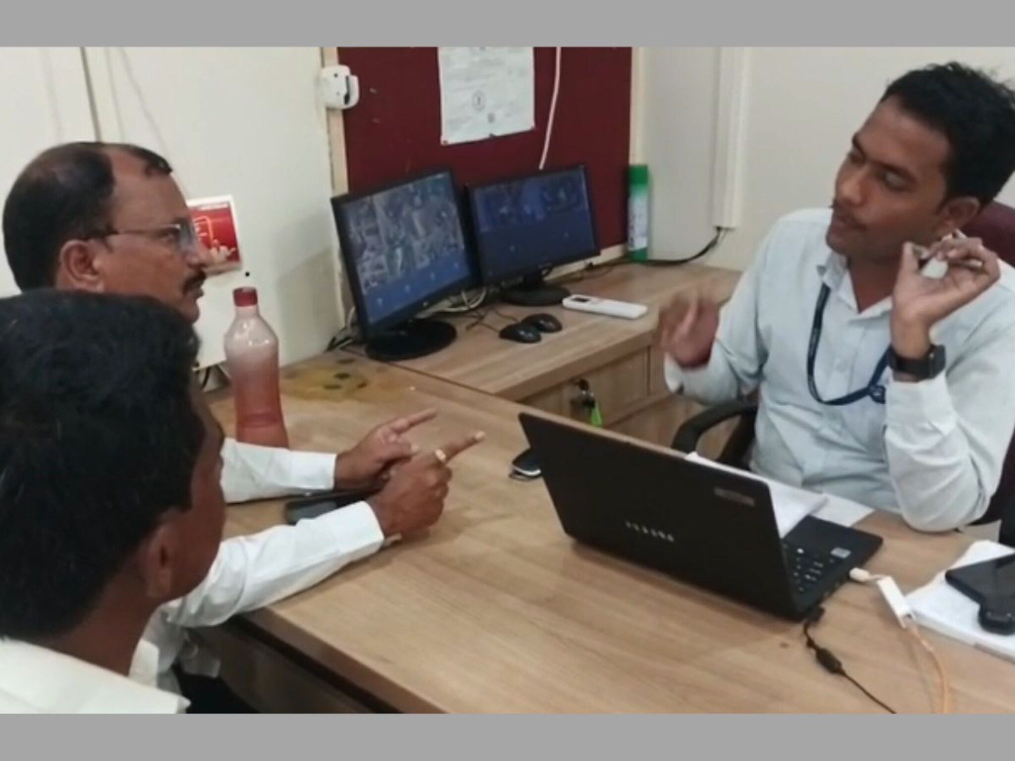 बँका सरकारचंही एके ना! लातूरमध्ये शेतकऱ्यांसोबत धक्कादायक प्रकार, मनसेचे कार्यकर