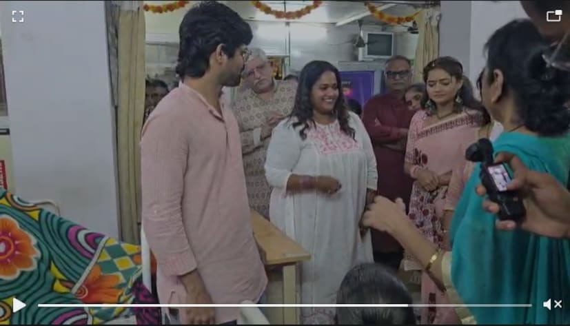 हास्यजत्रेच्या कलाकारांनी वृद्धाश्रमातील आजी-आजोबांच्या जीवनात आपुलकीचा रंग भरण्याचा एक सुंदर प्रयत्न केला. या कार्यक्रमाला मराठमोळा विनोदवीर ओंकार भोजने, 'महाराष्ट्राची हास्यजत्रा'ची 'विनोदी क्वीन' वनिता खरात आणि लाडकी अभिनेत्री शिवाली परब यांची प्रमुख उपस्थिती होती.