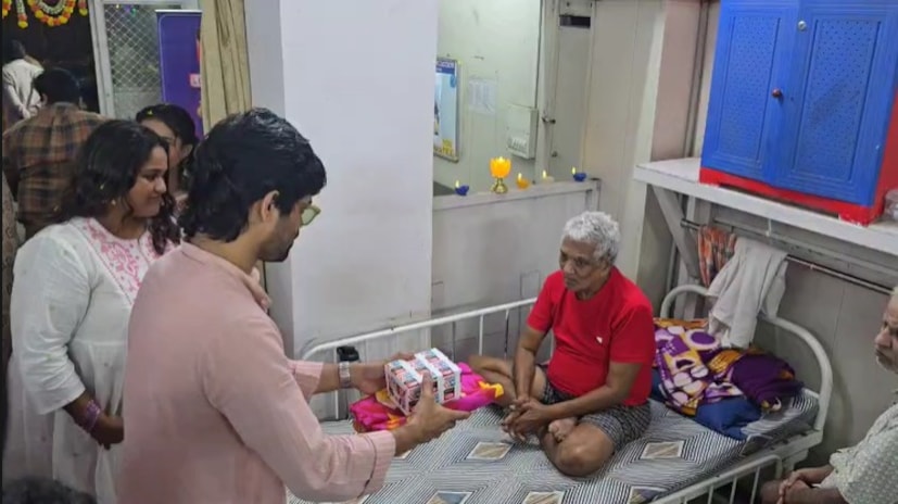 टीव्हीवर प्रेक्षकांना खळखळून हसवणारे हे कलाकार, दिवाळीच्या निमित्ताने बोरीवली येथील एका वृद्धाश्रमात पोहोचले आणि त्यांनी तेथील ज्येष्ठ नागरिकांसोबत आनंदाचे क्षण वाटून घेतले.