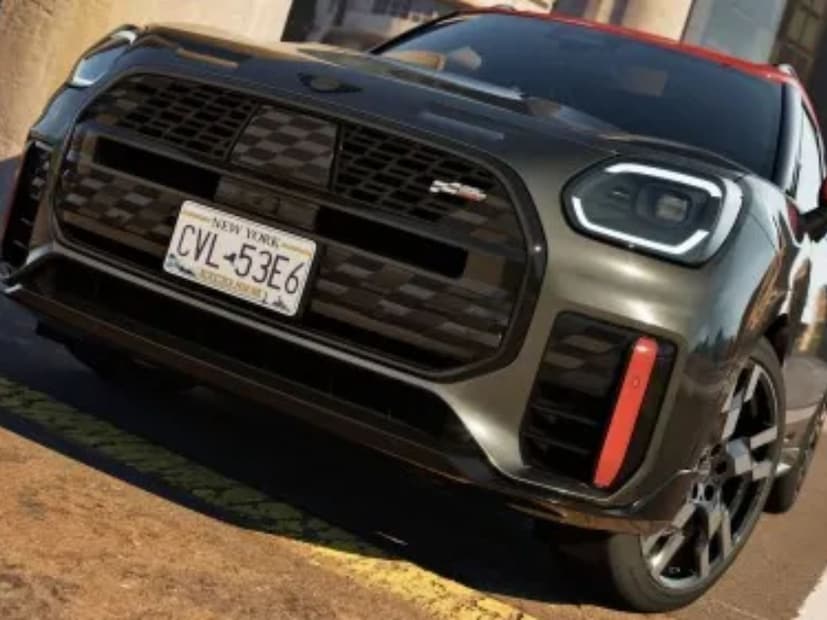MINI Countryman JCW  चा लूक स्पोर्टी आहे, ज्यात ब्लॅक्ड-आऊट ग्रिल, रिडिझाईन्ड फ्रंट बम्पर, 19-इंच फाइव्ह-स्पोक ॲलॉय व्हील्स , रिअरमध्ये ब्लॅक्ड-आऊट ‘कंट्रीमैन’ लेटरिंग, रूफ स्पॉयलर आणि क्वाड-एग्जॉस्ट (quad-exhaust) आहेत. बंपर्स, रूफ , ब्रेक कॅलिपर्स, ORVMs वर रेड हायलाइट्स आणि C-पिलर आणि रिअर वर JCW बॅजिंग  दिलं आहे जे  स्पोर्टी अपीअरन्सला आणखी वाढवतो. 