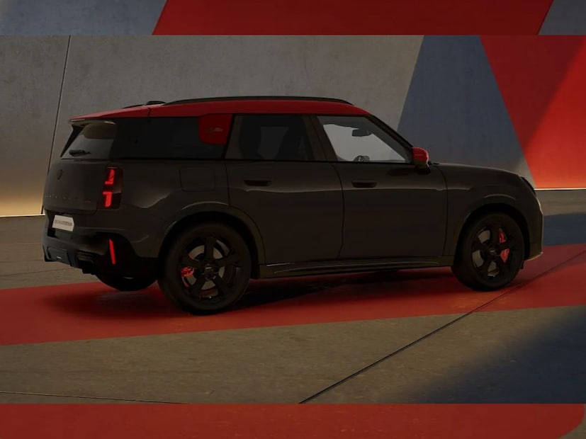 यामध्ये AWD (All-Wheel Drive) सिस्टीम आहे. कंट्रीमैन JCW ला 0 ते 100kmph चा वेग गाठायला फक्त 5.4 सेकंद लागतात आणि याची टॉप स्पीड 250kmph आहे. हे 15.4kmpl ची फ्यूल एफिशिएंसी ऑफर करते.