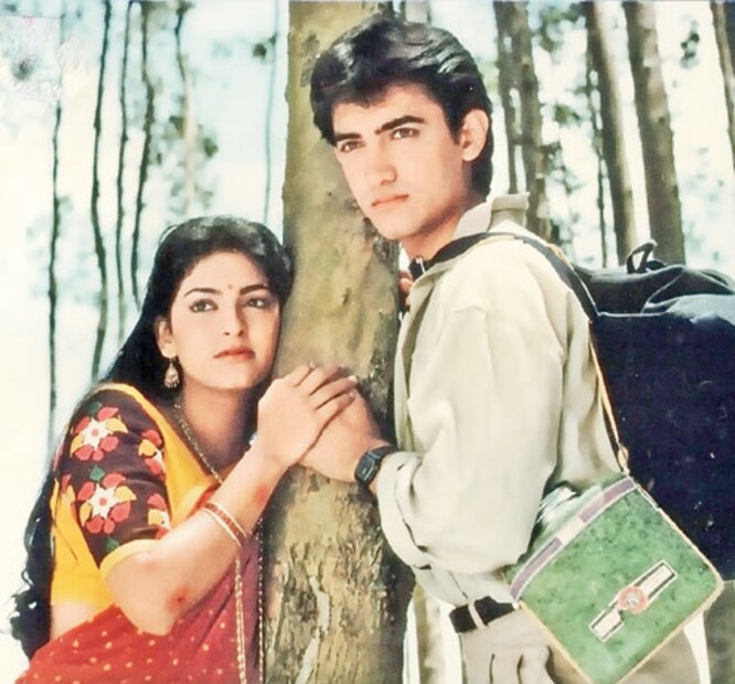  4. कयामत से कयामत तक (1988) : 'कयामत से कयामत तक' या चित्रपटाने नव्या रोमँटिक सिनेमाची सुरुवात केली. मन्सूर खान यांच्या दिग्दर्शनात बनलेला हा चित्रपट तरुण प्रेम आणि कौटुंबिक विरोध यांची समांतर कथा सांगतो. आमिर खान आणि जूही चावला यांची जोडी ताजेपणाने भरलेली होती. 'पापा कहते हैं', 'ऐ मेरे हमसफर' यांसारखी गाणी सुपरहिट ठरली.