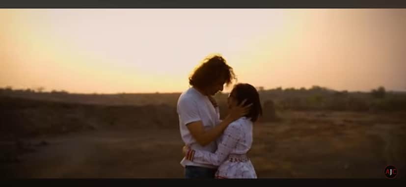  18 हार्टबीट:लाइव रेकॉर्डिंग : '18 हार्टबीट:लाइव रेकॉर्डिंग' या चित्रपटाचं दिग्दर्शन अनुराग झा यांनी केलं असून हा एक म्यूझिकल रोमान्स असणारा चित्रपट आहे. अवशी ठाकुर आणि रौनक चंदन या चित्रपटात मुख्य भूमिकेत आहेत.