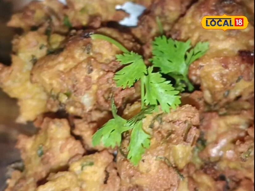 अनेकदा आपली इच्छा पकोडे खाण्याची होते. तेव्हा आपण जास्तीत जास्त कांदा पकोडे, मिरची पकोडे बनवतो. पण, मॅगी वापरून सुद्धा पकोडे तयार होतात. मॅगी पासून बनवलेले पकोडे अगदी कुरकुरीत होतात. झटपट होणारी ही रेसिपी चवीला अतिशय टेस्टी लागते. घरगुती साहित्य वापरून तुम्ही ही रेसिपी अगदी सहज बनवू शकता. मॅगी पासून बनवलेले विविध पदार्थ तर तुम्ही खाऊन बघितले असतीलच, आता मॅगी पकोडे देखील ट्राय करा.