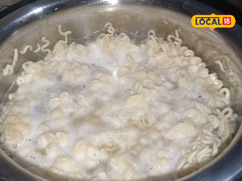मॅगी पकोडे बनवण्याची कृती: एका भांड्यात पाणी घेऊन त्यात मॅगी मसाला आणि मॅगी टाकून अर्धवट शिजवून घ्यावेत. थंड झाल्यावर नूडल्स हलक्या हाताने मॅश करून बाजूला ठेवावेत. त्यानंतर त्यात बेसन, रवा, कांदा, हिरवी मिरची, कोथिंबीर, जिरे, ओवा, मीठ, हळद, कडीपत्ता टाकून घ्यायचा आहे. हे सर्व घटक चांगले एकजीव करून घ्या.