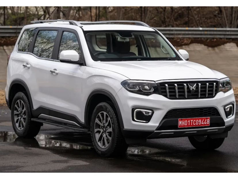 3. Mahindra Scorpio N - महिंद्राची तिसरी एसयूव्ही आहे Mahindra Scorpio N. ही गाडी महिंद्राच्या स्कॉर्पिओपेक्षा मोठी आणि डिझाईनने वेगळी आहे. दमदार लूक आणि मजबूत बांधणीमुळे ही गाडी राजकीय नेते आणि ग्रामीण भागात जास्त लोकप्रिय आहे. महिंद्राच्या सगळ्या गाड्यांमध्ये ५ स्टार सेफ्टी रेटिंग असते.  या Mahindra Scorpio N ची  एक्स-शोरूम किंमत 13.20 लाख रुपयांपासून सुरू होते. 