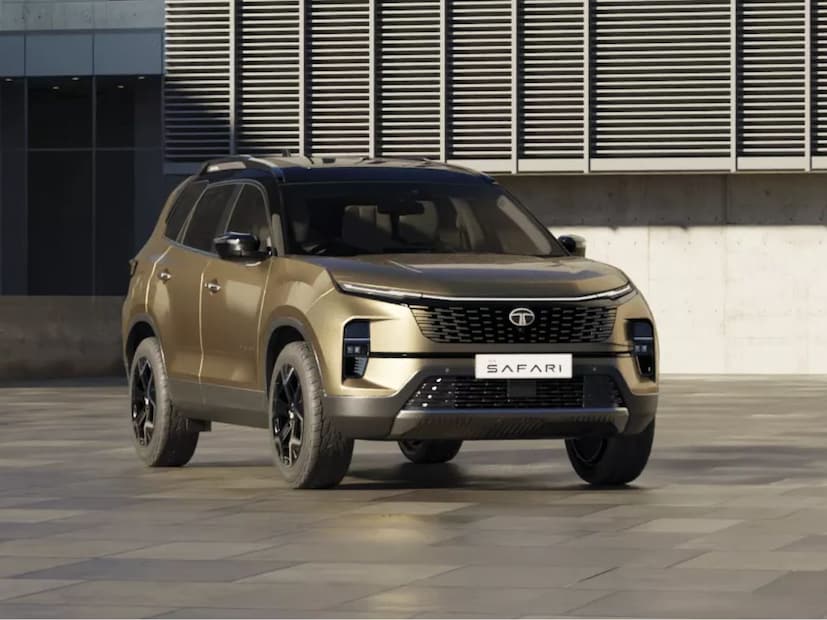 4. Tata Safari - भारतातील सर्वात मोठी कार उत्पादक कंपनीपैकी एक असलेल्या Tata मोटर्सने अलीकडे एकापेक्षा एक SUV लाँच करून खळबळ उडवून दिली. मागील अनेक वर्ष Safari या नावाने ग्राहकांच्या मनावर राज्य केलं. आता टाटाने Safari नव्याने आणली आहे. डिझाईनमध्ये बदल आणि नवीन इंजनसह ही एसयूव्ही सध्या मार्केटमध्ये आपला दबदबा कायम राखून आहे. या Safari चं बेस व्हेरिएंट्या एक्स-शोरूम किंमत 14.66 लाख रुपयांपासून सुरू होते. 