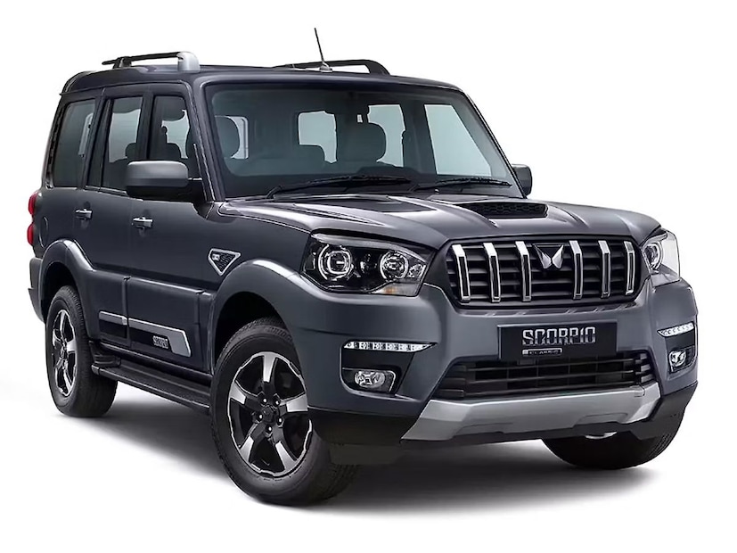 2. Mahindra Scorpio Classic - तर दुसऱ्या नंबरवर आजही ग्रामीण भागात आणि शहरात दबंग कार म्हणून स्कॉर्पिओकडे पाहिलं जातं. महिंद्रा थार आणि Thar Roxx आल्यापासून स्कॉपिओच्या विक्रीवर परिणाम झाला असला तरी पण लोकांनी पसंती काही केल्या कमी झाली नाही. मजबूत, डॅशिंग लूक आणि स्पेशियस केबिन असलेल्या  Scorpio Classic चा आजही मोठा चाहता वर्ग आहे. या एसयूव्हीची किंमत एक्स-शोरूम  12.98 लाख रुपयांपासून सुरू होते.  