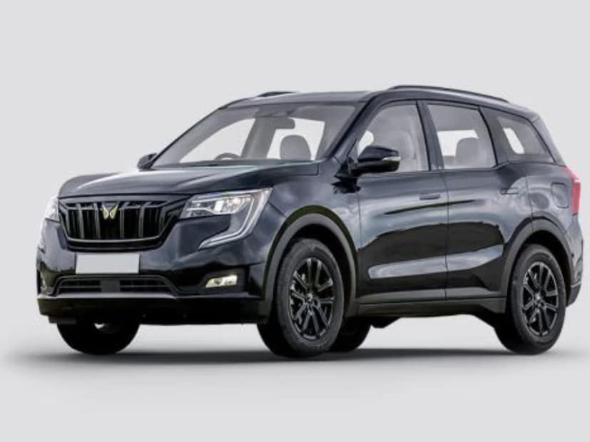 5. Mahindra XUV700 - महिंद्रांची आणखी एक दमदार एसयूव्ही जिने शहरी भागात अनेक ग्राहकांनी मनं जिंकली. जी लोक BMW, मर्सिडिज गाड्यांना पसंती देत होते, त्या वर्गात Mahindra XUV700 ने आपली जागा पटकावली आहे. महिंद्राने आधी  XUV500 आणली होती, या गाडीचं प्रोडक्शन थांबवून Mahindra XUV700 आणली. या गाडीची विक्री दर महिन्याला वाढत आहे. शानदार असलेल्या या 7-सीटर एसयूव्हीची किंमत 13.66 लाख रुपयांपासून सुरू होते. 