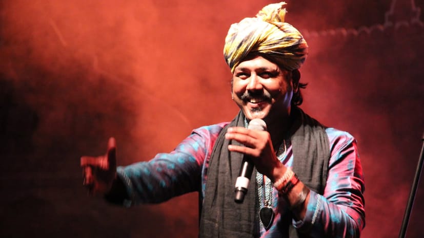  आजच्या काळात लोकगीतांना जपणं खूप अवघड असतं. पण मामे खान यांनी हेच आपलं शस्त्र बनवलं. मुंबईत खूप संघर्ष केला आणि लोकगीतांना नवीन पिढीपर्यंत पोहचवलं. परदेशात लोकगीतांची क्रेझ निर्माण केली.