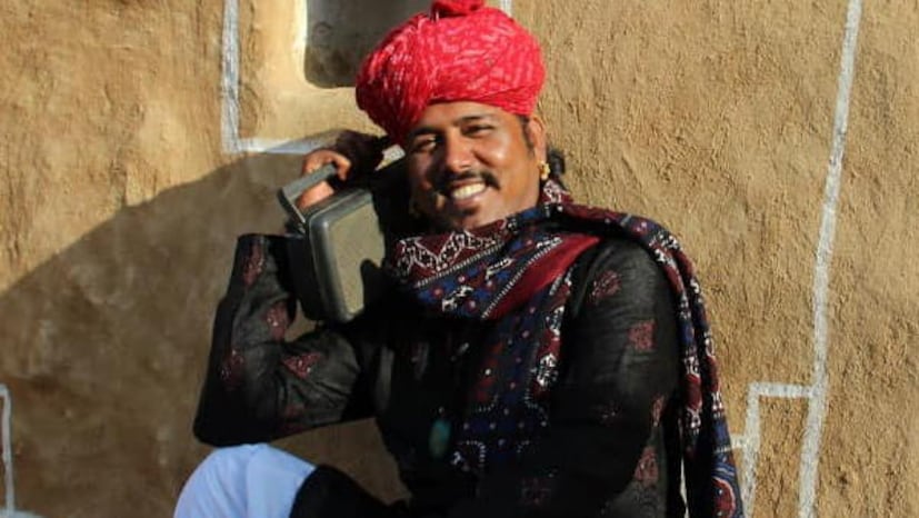  मामे खान असं या गायकाचं नाव आहे. मामे खान राजस्थानमधील जैसलमेरजवळ असलेल्या सत्तो नावाच्या एका छोट्याशा गावातील रहिवासी आहे. तो राजस्थानच्या मंगनियार समाजातला आहे. लोकगीते ऐकण्याची आवड त्याला लहानपणापासून आहे. त्याचे वडील उस्ताद राणा खान हे देखील एक नामांकित राजस्थानी लोकगायक होते.