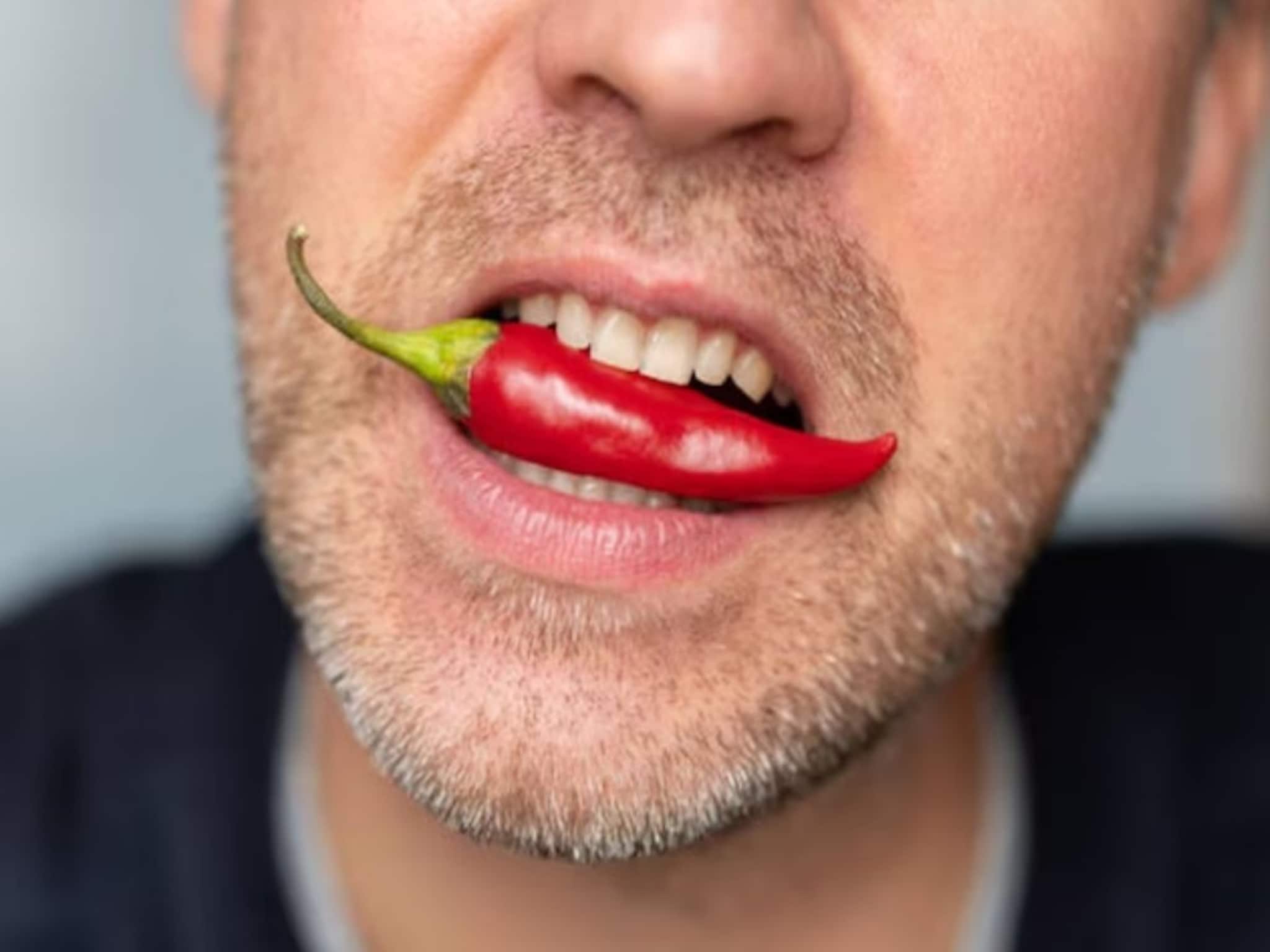 अरे हा माणूस आहे की कोण? दिवसभर मिरची खातो ती खातो, पण अंघोळही मिरचीनेच, प्रायव्हेट पार्टही धुतो