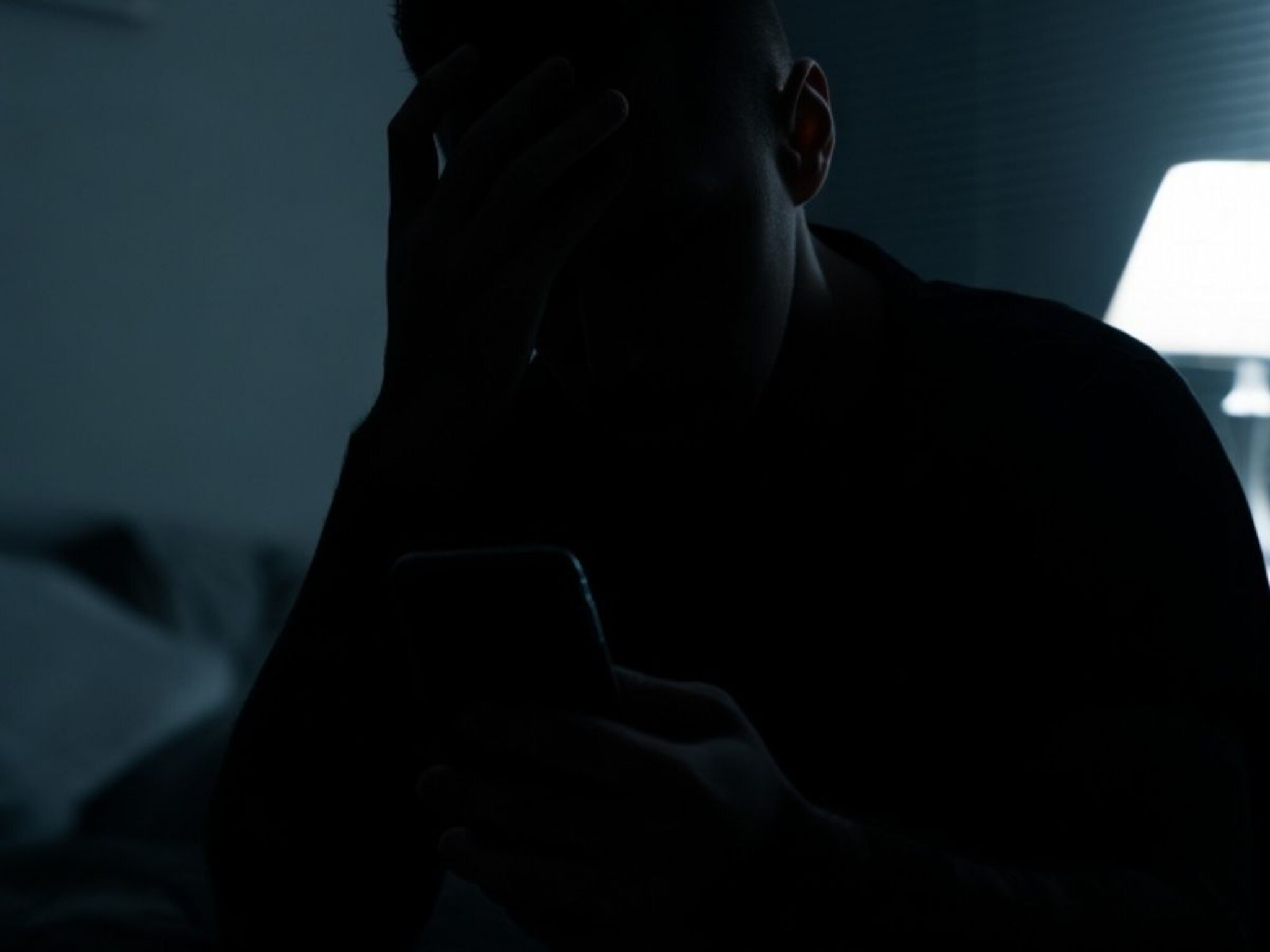 Shocking! iPhone च्या नादात फेल झाली किडनी, मोबाईल घेऊन पस्तावतोय तरुण