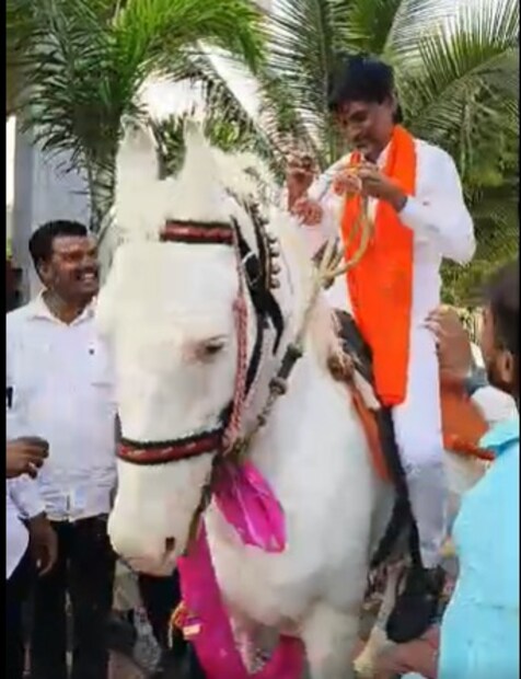 दरम्यान, घोड्यावर बसलेल्या जरांगे यांनी चष्मा लावला आणि हसत-हसत म्हणाले, चष्मा घालत आपलाच आहे का?  असा टोला त्यांनी अप्रत्यक्षपणे मंत्री धनंजय मुंडेंना लगावला.