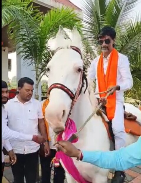 जरांगे यांच्या या घोडेस्वारीदरम्यान उपस्थित मराठा बांधवांमध्ये उत्साहाचे वातावरण निर्माण झाले होते. 