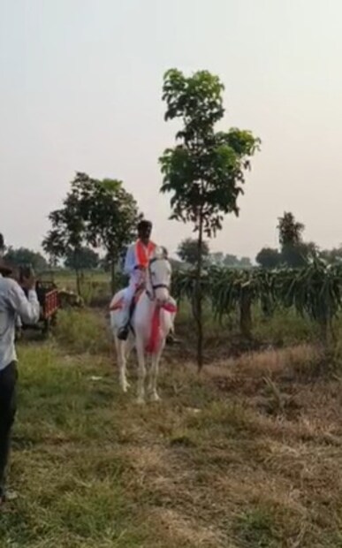 मराठा आंदोलक मनोज जरांगे यांचा वेगळाच अंदाज अंतरवाली सराटी येथे पाहायला मिळाला.दिवाळीच्या निमित्ताने सकाळपासून जरांगे यांच्या भेटीसाठी मोठ्या संख्येने मराठा आंदोलक अंतरवाली सराटीत जमले होते.