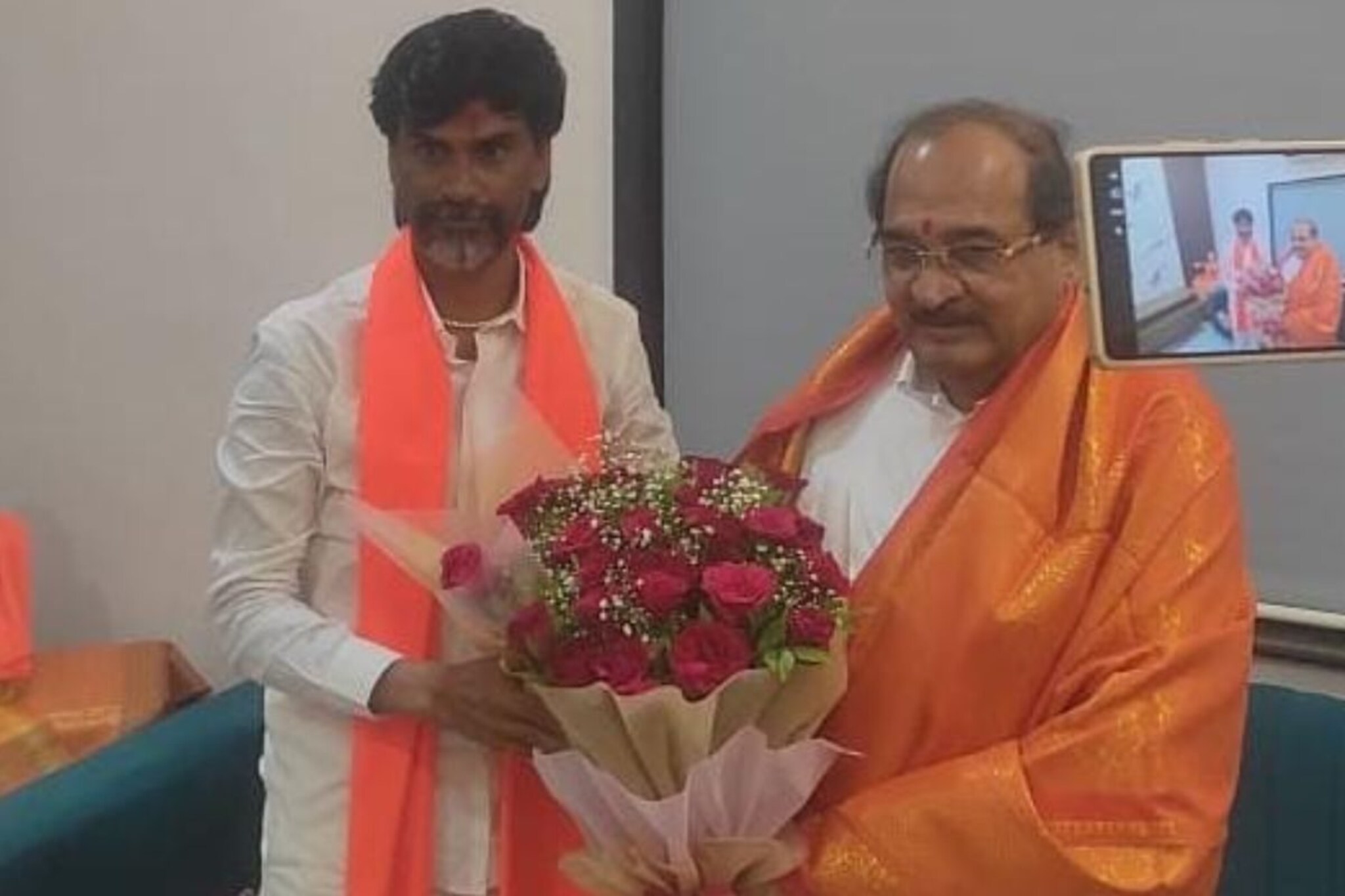 बीडमधील भुजबळांच्या महासभेआधी राधाकृष्ण विखे पाटील अंतरवालीत