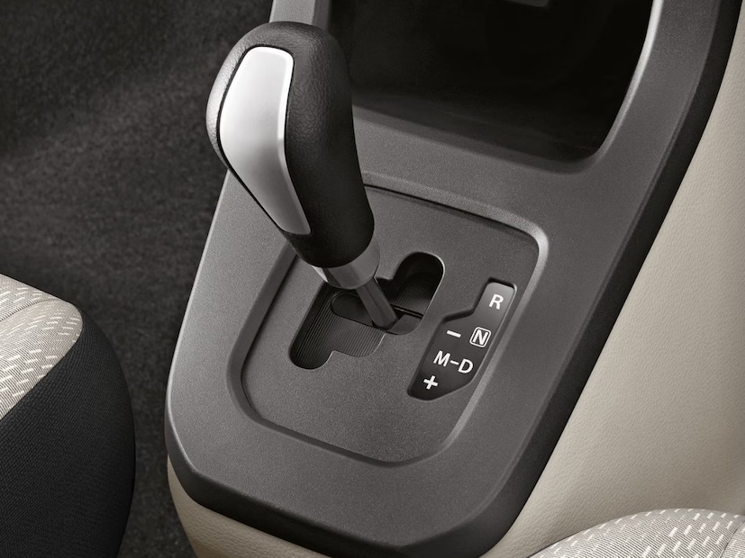Maruti Wagon R ची स्पर्धा Tata Tiago, Hyundai Exter, Renault Kwid आणि Maruti Suzuki Swift या कार्सशी आहे. नुकतीच Tata Tiago च्या किमतीत सध्या 75,000 पर्यंतची कपात झाली असून, आता ही कार आता 4.57 लाख एक्स-शोरूम किंमतीपासून सुरू होते. अशा परिस्थितीत ग्राहकांसाठी परवडणाऱ्या कार सेगमेंटमधील पर्याय आणखी वाढले आहेत.
