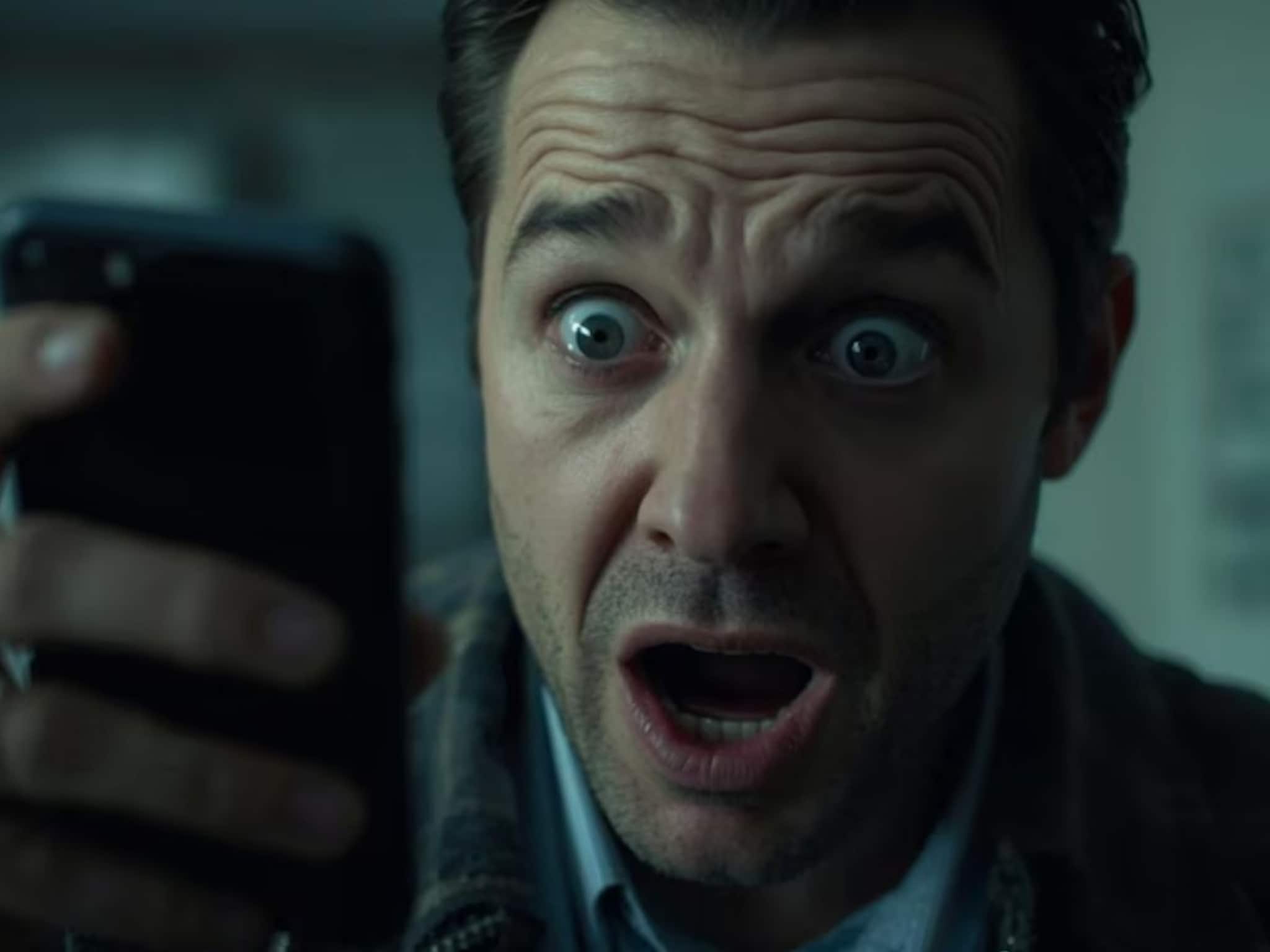 हरवलेला फोन सापडला, आनंदी झाला, पण गॅलरी उघडली आणि घामच फुटला, असं काय होतं त्यात?