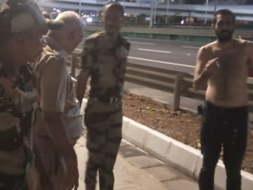 कोस्टल रोडवर भीषण अपघात, भरधाव एर्टीगा कार 30 फुटांवरून थेट समुद्रात कोसळली