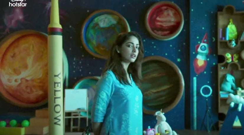 या चित्रपटात अभिनेत्री यामी गौतम हिने 'नैना' नावाच्या शिक्षिकेची मुख्य भूमिका साकारली होती. नैना तिच्या होणाऱ्या पतीच्या घरीच एक प्लेस्कूल चालवते. नेहमीप्रमाणे पालक मुलांना सुरक्षितपणे प्लेस्कूलमध्ये सोडून जातात. पण थोड्याच वेळात नैना पोलीस स्टेशनमध्ये फोन करून १६ मुलांना बंधक बनवल्याचे जाहीर करते.