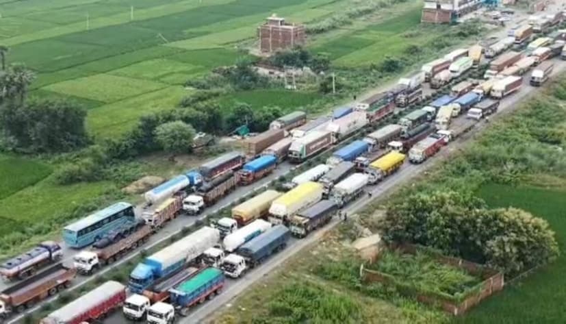 या कोंडीमुळे आर्थिक नुकसान देखील मोठे होत आहे. गेल्या १५ दिवसांत पिकांचे आणि भाज्या-फळांचे झालेले नुकसान भरून काढणारे ट्रक अडकल्यामुळे आता वेळेवर माल न पोहोचल्याने शेतकऱ्यांचे आणि ट्रक मालकांचे मोठे नुकसान होण्याची भीती आहे. 