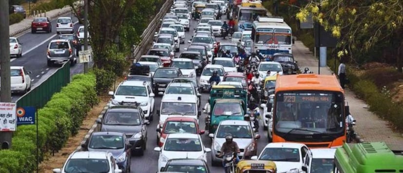 मुसळधार पावसामुळे अनेक ठिकाणी गुडघाभर चिखल आणि पाणी साचले आहे. वाहतुकीसाठी रस्ता सुरक्षित नाही. विशेषतःबांधकाम सुरू असलेल्या मार्गांवर पुरेसा पाण्याचा निचरा होण्याची व्यवस्था नसल्यामुळे ही समस्या अधिकच वाढली आहे. 
