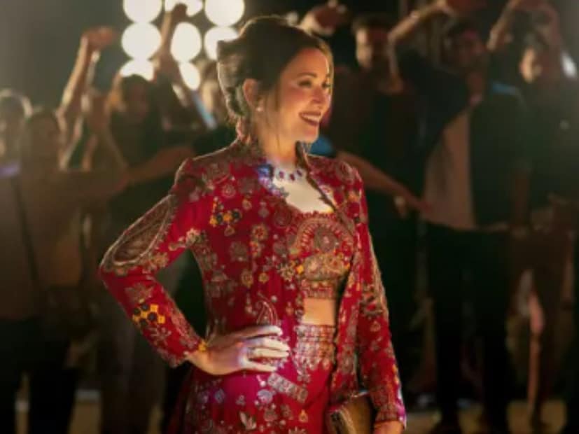  'एक दो तीन' हे गाणं रिलीज झालं तेव्हा माधुरी दीक्षित आपल्या कुटुंबियांसमवेत दुबईला गेली होती. एअरपोर्टवर माधुरी स्पॉट होताच चाहत्यांनी 'मोहिनी-मोहिनी'चा जल्लोष करायला सुरुवात केली होती.