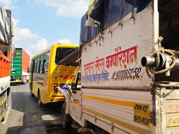 विद्यार्थ्यांनी भरलेल्या स्कूल बसमध्ये सळई घुसल्या, अंगावर काटा आणणारा तिहेरी अप