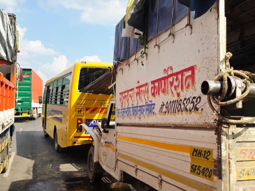 पुण्याच्या उरुळी कांचन येथून तिहेरी अपघाताची घटना समोर आली आहे. या घटनेत दुचाकी, पिकअप आणि स्कूल बसचा भीषण अपघात झाला आहे. 
