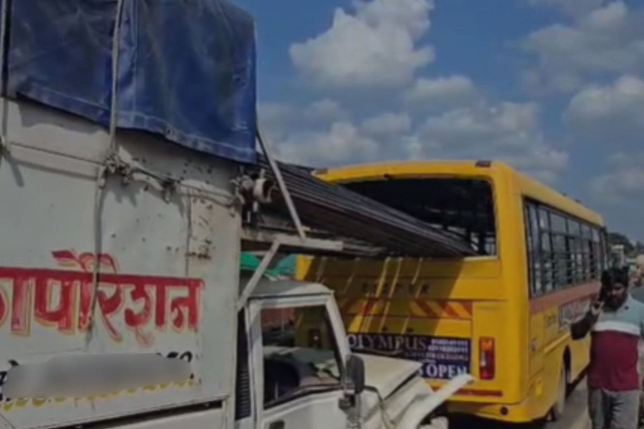 विद्यार्थ्यांनी भरलेल्या स्कूल बसमध्ये सळई घुसल्या, अंगावर काटा आणणारा तिहेरी अप