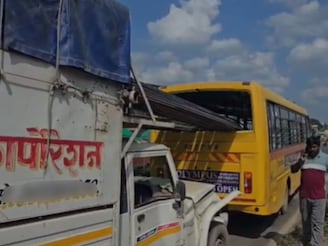 विद्यार्थ्यांनी भरलेल्या स्कूल बसमध्ये सळई घुसल्या, अंगावर काटा आणणारा तिहेरी अप