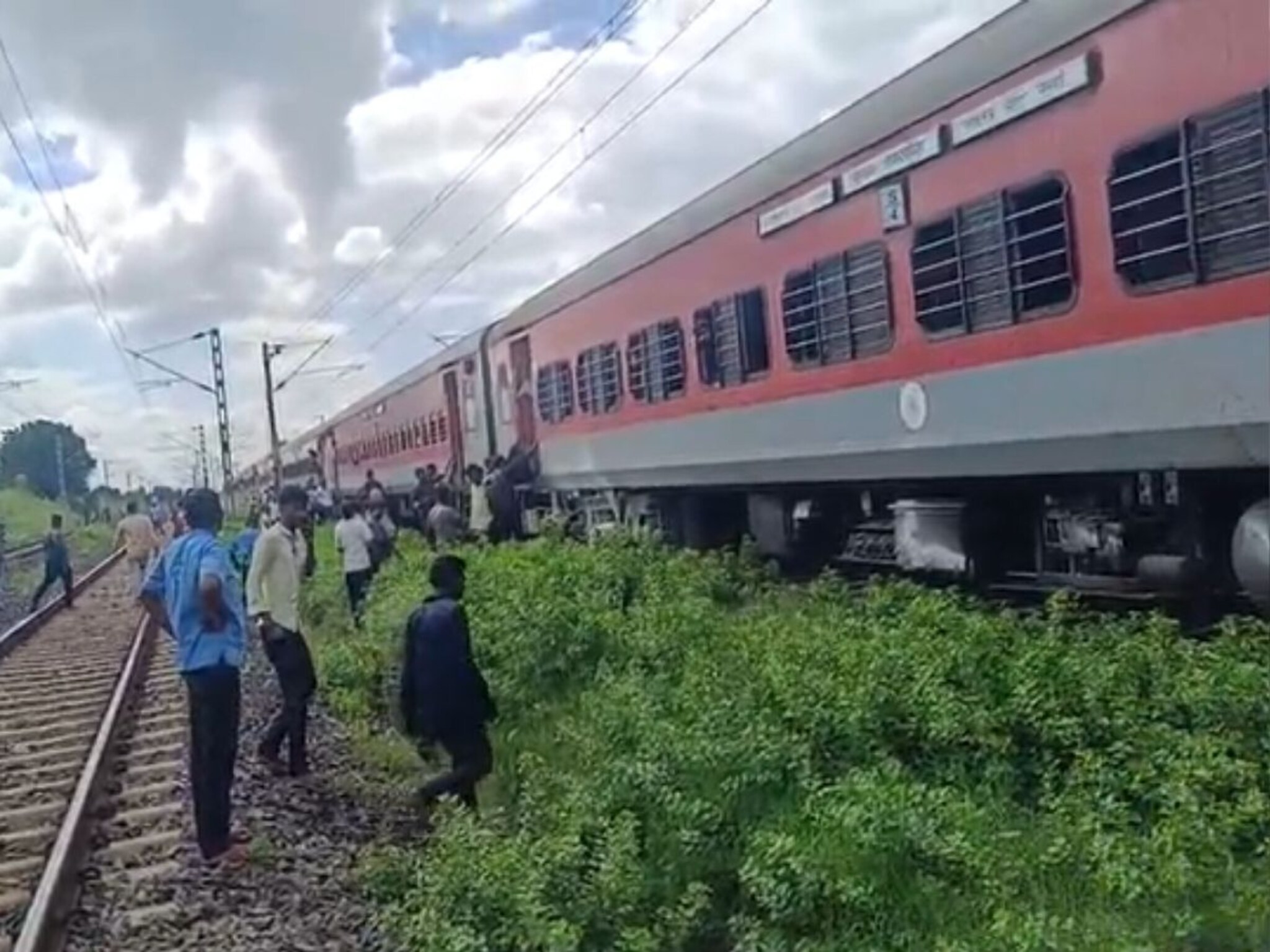 जळगावमध्ये 'बर्निग ट्रेन'चा थरार, धुरांचे लोण पाहून प्रवासी घाबरले,VIDEO
