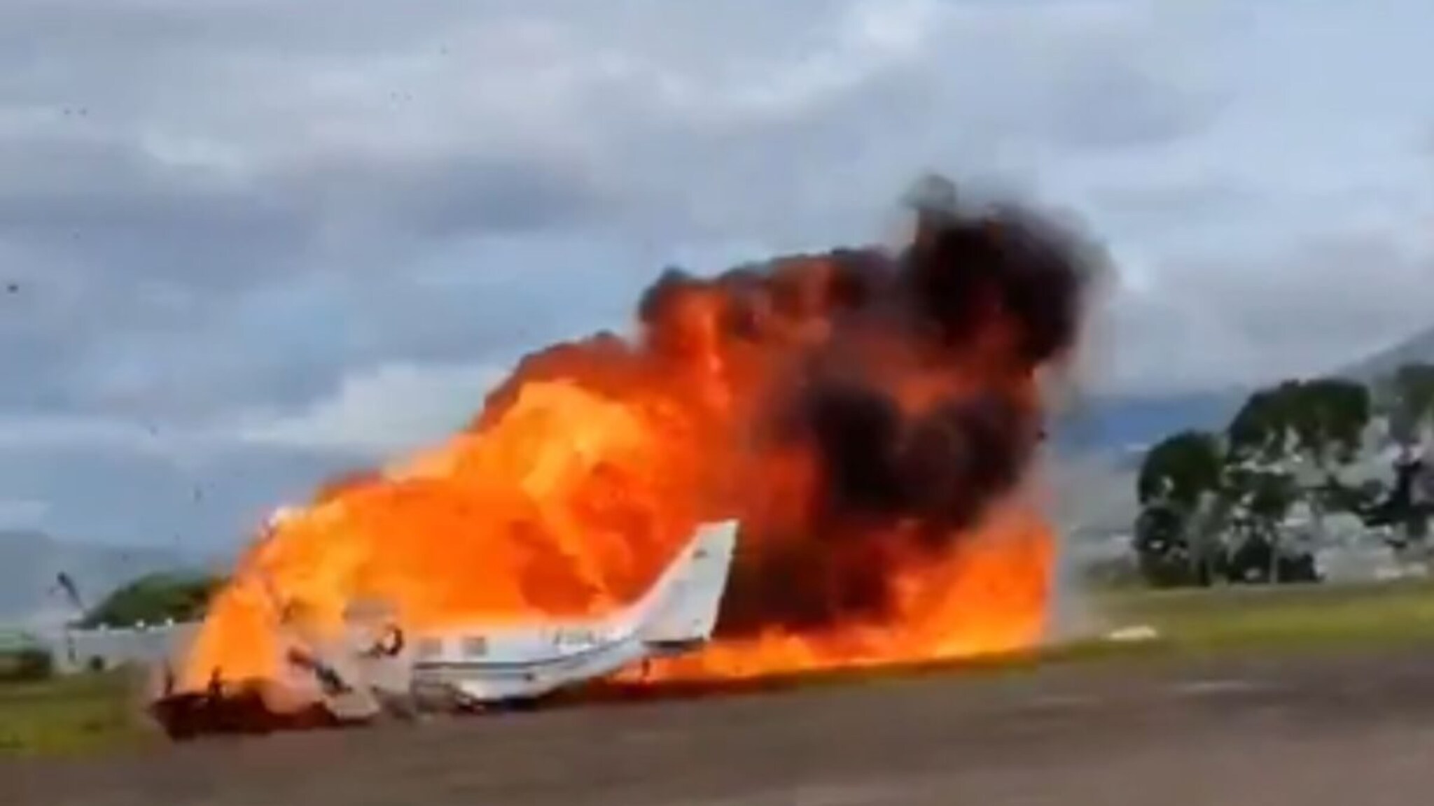 Plane Crash Video: टेकऑफनंतर क्षणांतच विमान कोसळलं, धावपट्टीवरच स्फोटाचा आवाज, विमानतळ हादरलं; फक्त काही सेकंदांत संपलं सगळं