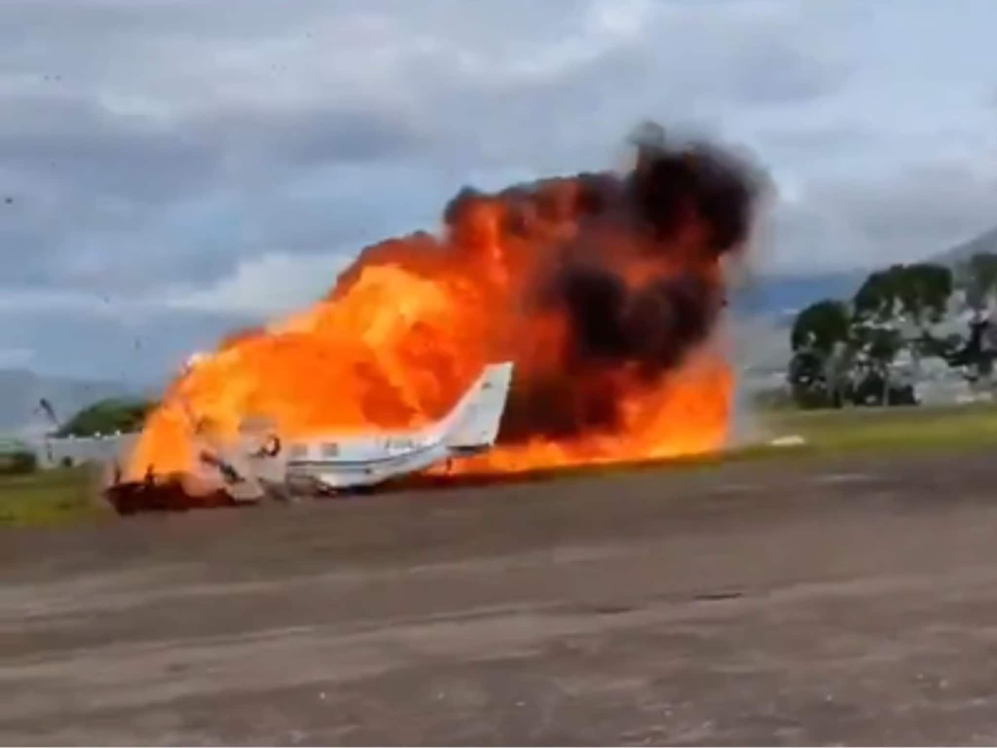 Plane Crash Video: टेकऑफनंतर क्षणांतच विमान कोसळलं, धावपट्टीवरच स्फोटाचा आवाज, विमानतळ हादरलं; फक्त काही सेकंदांत संपलं सगळं