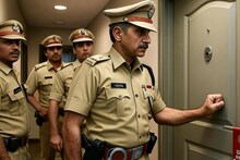 OYO Hotel ची रूम, नेहमी बंद असायचा दरवाजा; पोलिसांनी तोडला आणि दृश्य पाहून नुसती पळापळ