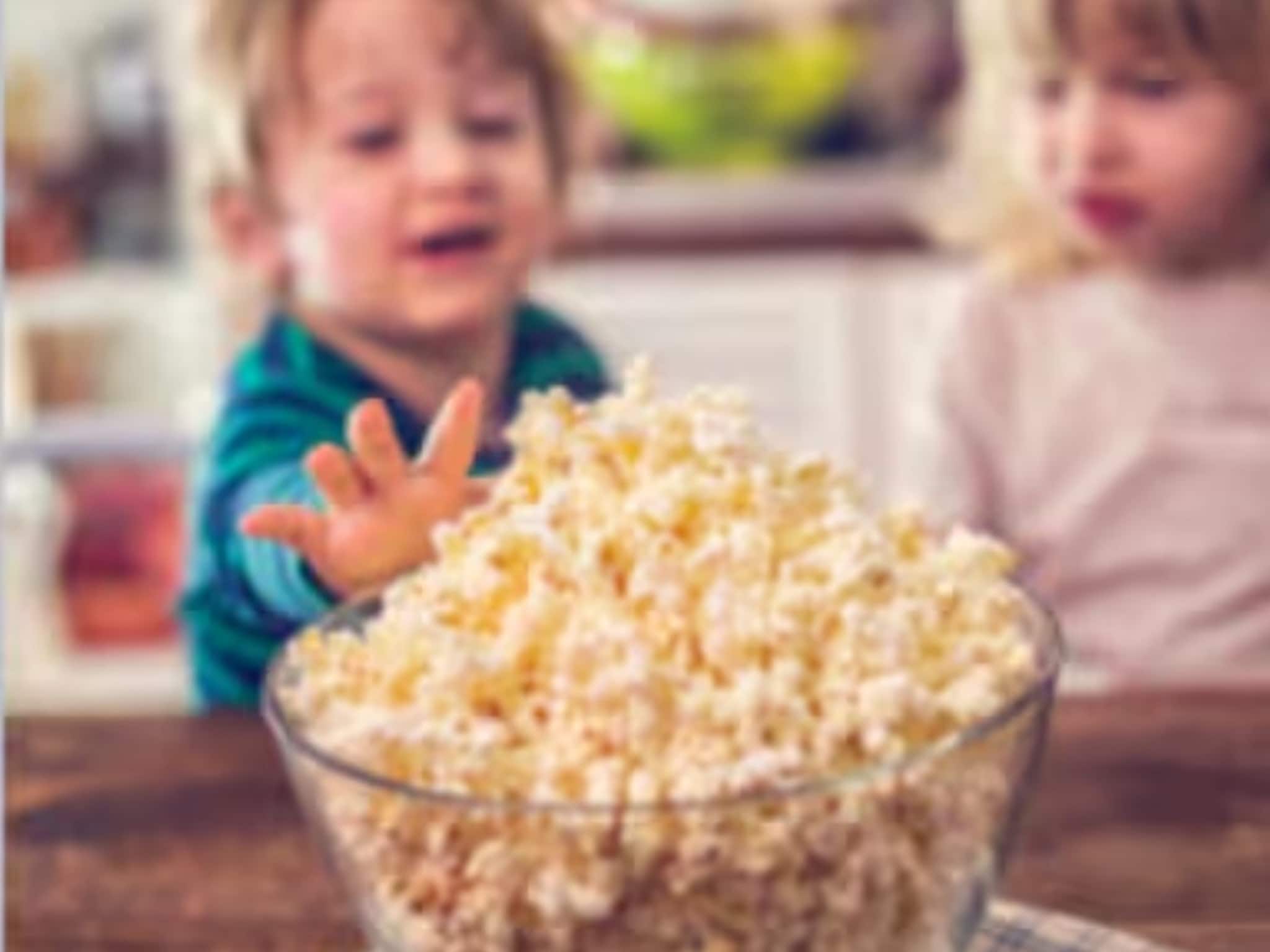 OMG हा काय चमत्कार! मुलाने बागेत टाकले पॉपकॉर्न, काही महिन्यात असं दृश्य, पाहून आई थक्क