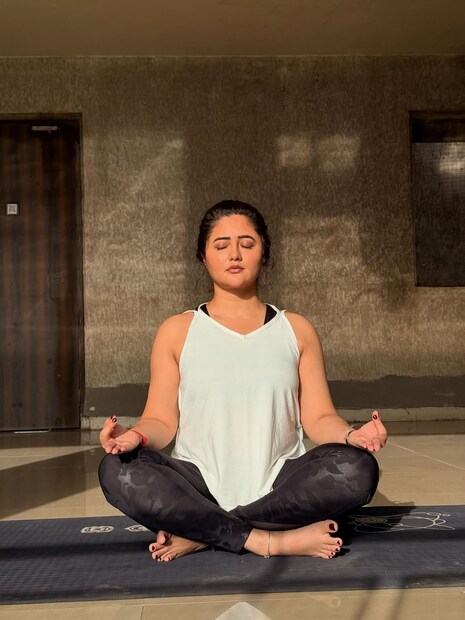  रश्मी देसाई शेवटची 2025 मध्ये प्रदर्शित झालेल्या 'मोम तने नै समझ' या चित्रपटात झळकली होती. तसेच 2023 मध्ये ती 'रात्री के यात्री 2'मध्येही दिसली होती.