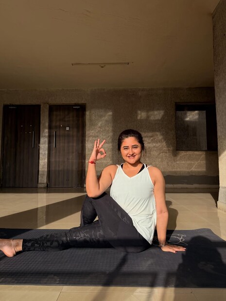  रश्मीने 'उतरन' या मालिकेच्या माध्यमातून अभिनयक्षेत्रात पदार्पण केलं. 'नागिन 4'मुळे तिला लोकप्रियता मिळाली. 'बिग बॉस 13' या लोकप्रिय वादग्रस्त कार्यक्रमातही रश्मी सहभागी झाली होती.