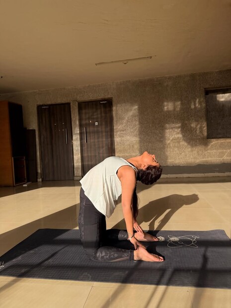  रश्मिकाने पुढे लिहिलंय,"सध्या गंभीर आजाराशी झुंज देणं सुरू आहे. स्वत:कडून मी खूप अपेक्षा ठेवते. तुम्ही उत्तम काम करत असाल तर जग तुमच्यासाठी थांबू शकतं. त्यामुळे योग्यवेळी योग्य काम करा. मी माझ्या प्रवासाची सुरुवात केली आहे".