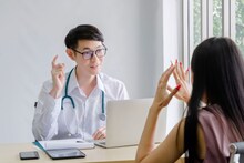 Psychologist vs Psychiatrist: सायकोलॉजिस्ट आणि सायकीअ‍ॅट्रिस्ट यात फरक काय? कोण करतो 'डोक्याचं' उपचार?